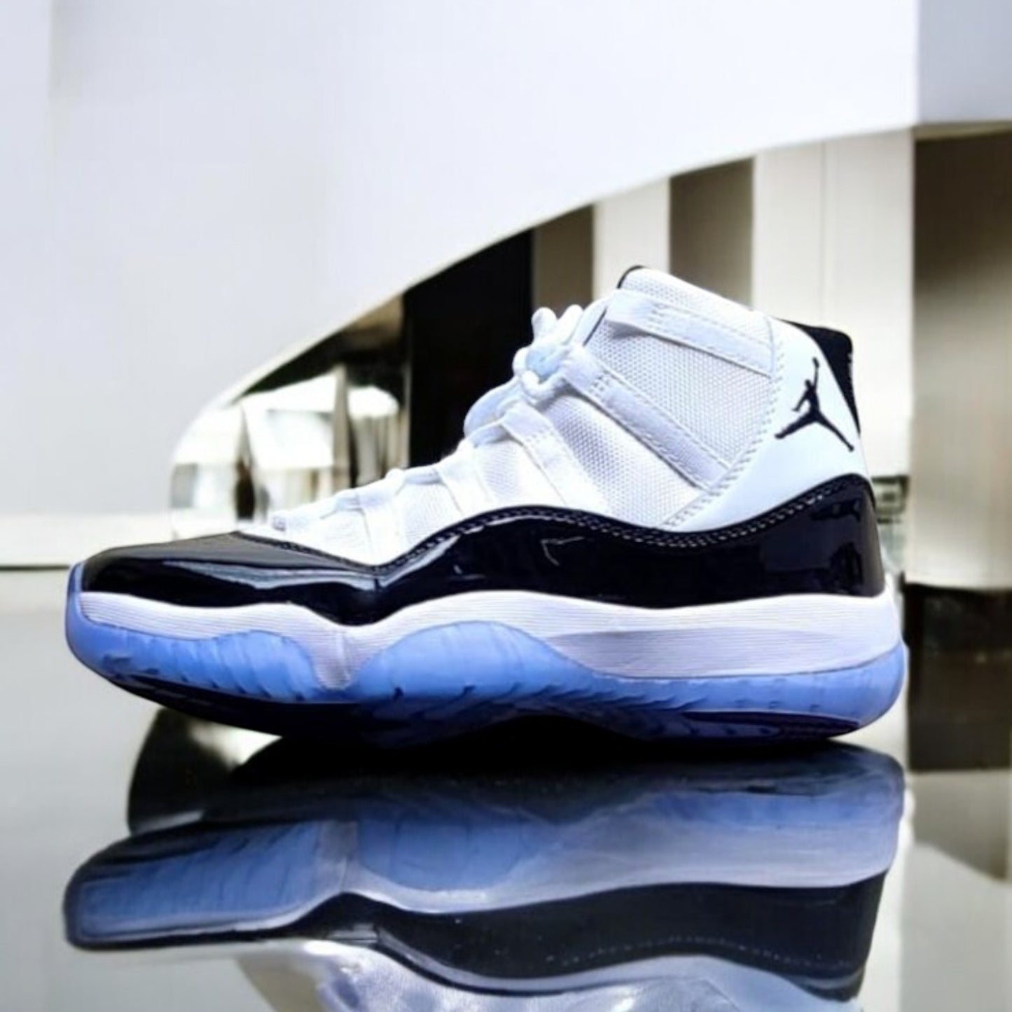 NIKE Air Jordan 11